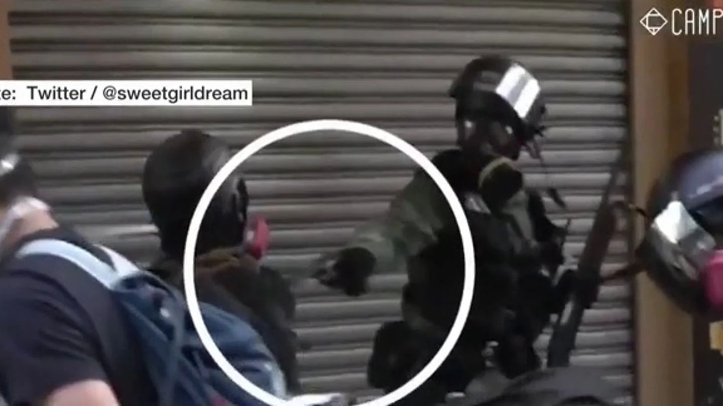 El momento en el que un policía dispara a bocajarro contra un manifestante en Hong Kong El momento en el que un policía dispara a bocajarro contra un manifestante en Hong Kong