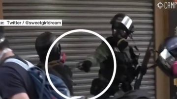 El momento en el que un policía dispara a bocajarro contra un manifestante en Hong Kong