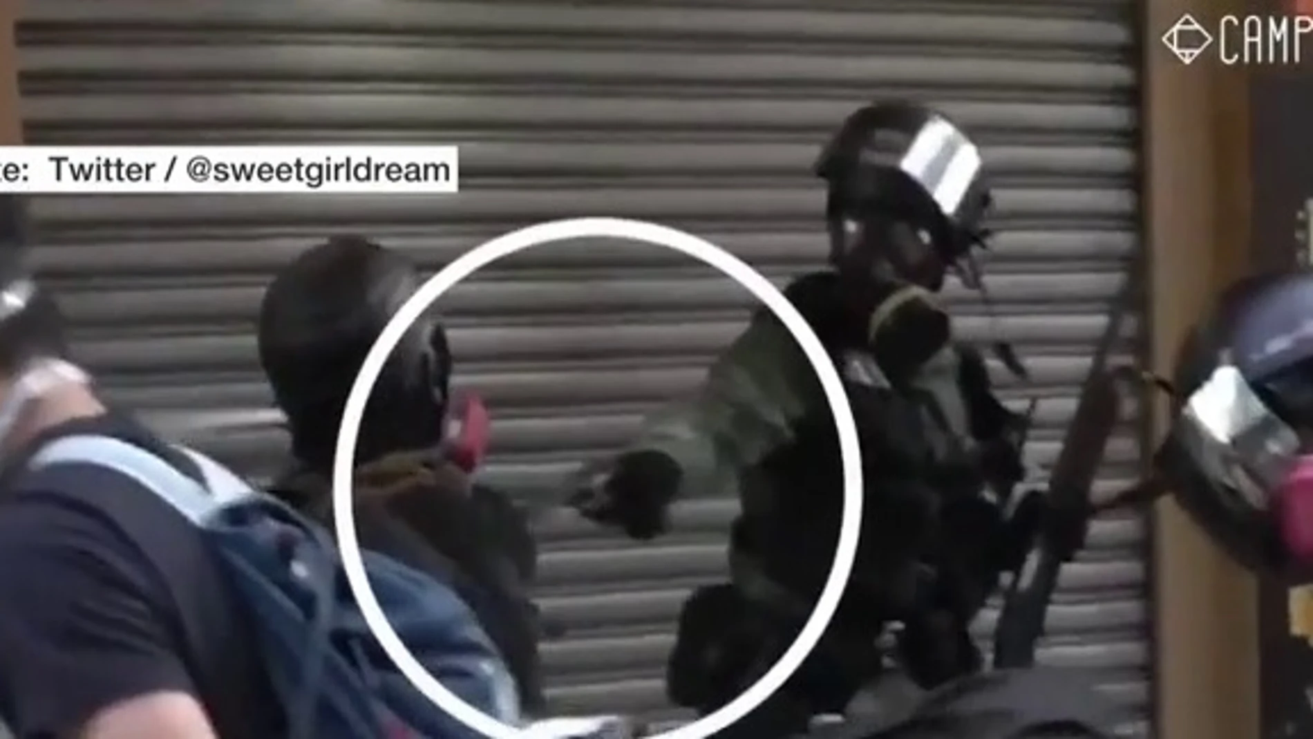 El momento en el que un policía dispara a bocajarro contra un manifestante en Hong Kong