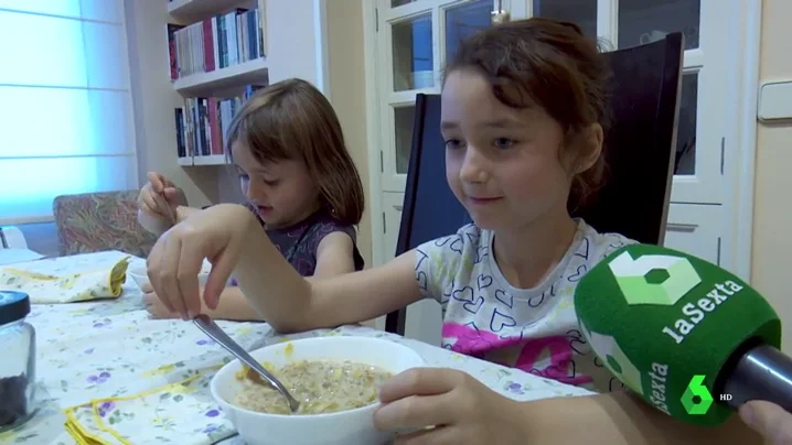 Antía y Navia durante el desayuno