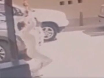 La excongresista huyó tras descolgarse con una cuerda desde una ventana La excongresista huyó tras descolgarse con una cuerda desde una ventana