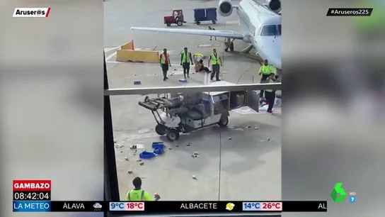 Un carro de catering descontrolado siembra el caos en un aeropuerto Un carro de catering descontrolado siembra el caos en un aeropuerto