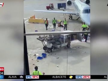 Un carro de catering descontrolado siembra el caos en un aeropuerto Un carro de catering descontrolado siembra el caos en un aeropuerto