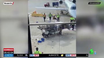 Un carro de catering descontrolado siembra el caos en un aeropuerto