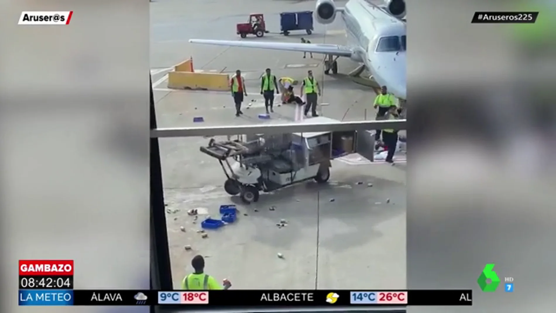Un carro de catering descontrolado siembra el caos en un aeropuerto