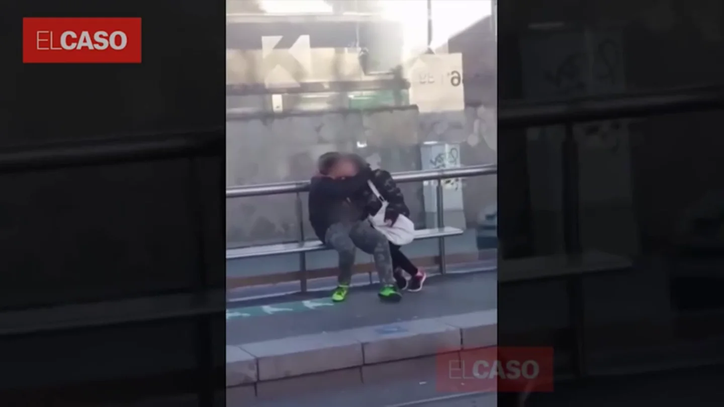 Graban a una pareja practicando sexo en una estación de tranvía en Barcelona a plena luz del día Graban a una pareja practicando sexo en una estación de tranvía en Barcelona a plena luz del día