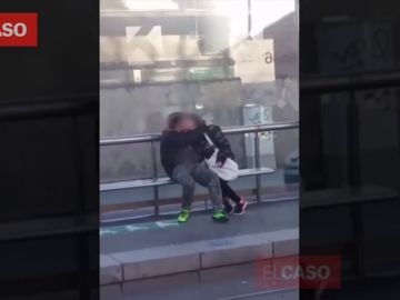 Graban a una pareja practicando sexo en una estación de tranvía en Barcelona a plena luz del día Graban a una pareja practicando sexo en una estación de tranvía en Barcelona a plena luz del día