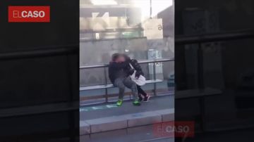 Graban a una pareja practicando sexo en una estación de tranvía en Barcelona a plena luz del día