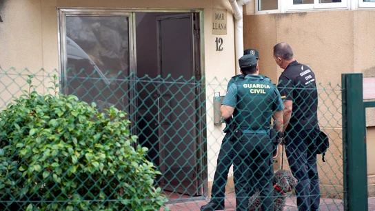 Agentes de la Guardia Civil junto a guías caninos, durante el registro efectuado este miércoles en el piso de la mujer detenida en Castro Urdiales Agentes de la Guardia Civil junto a guías caninos, durante el registro efectuado este miércoles en el piso de la mujer detenida en Castro Urdiales