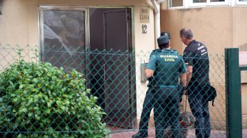 Agentes de la Guardia Civil junto a guías caninos, durante el registro efectuado este miércoles en el piso de la mujer detenida en Castro Urdiales