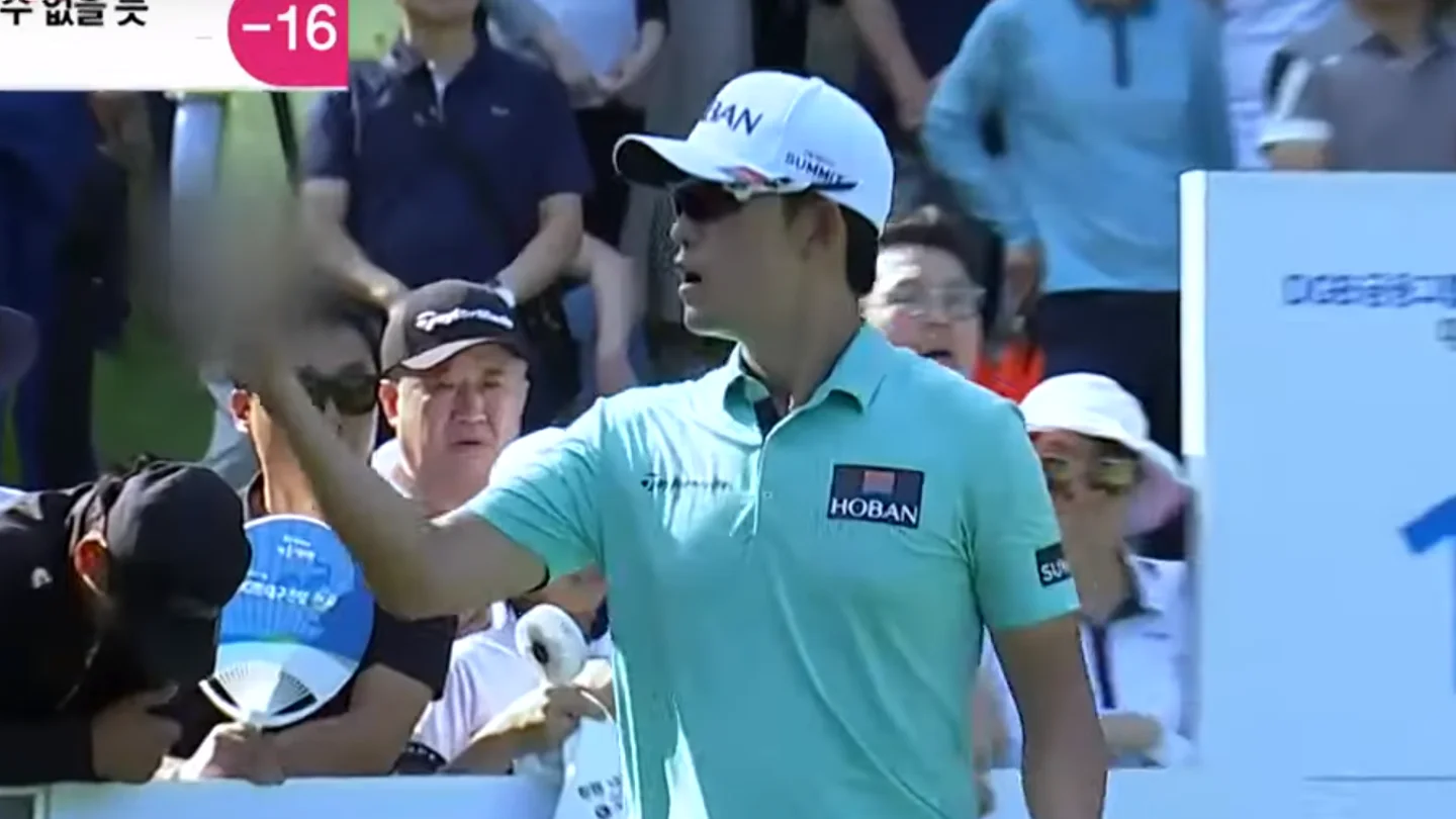El golfista Bio Kim hace una peineta a un aficionado El golfista Bio Kim hace una peineta a un aficionado