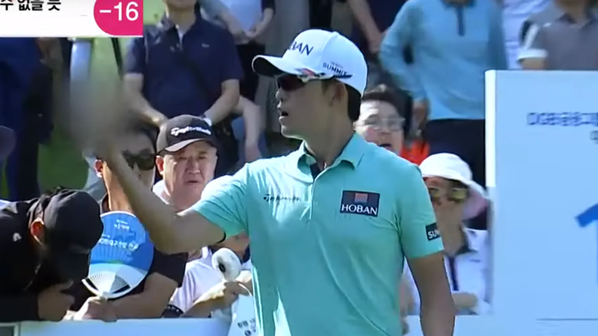 El golfista Bio Kim hace una peineta a un aficionado