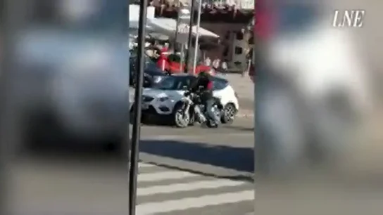 Un conductor atropella a un motorista tras discutir en un paso de cebra en Oviedo Un conductor atropella a un motorista tras discutir en un paso de cebra en Oviedo
