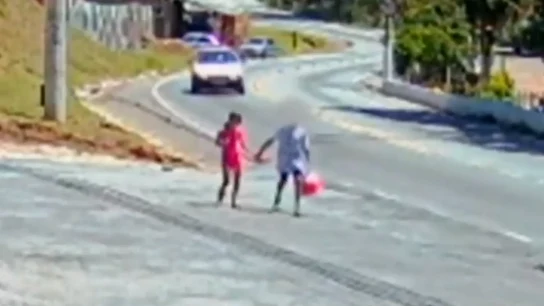 El niño paseando con la niña antes del suceso El niño paseando con la niña antes del suceso