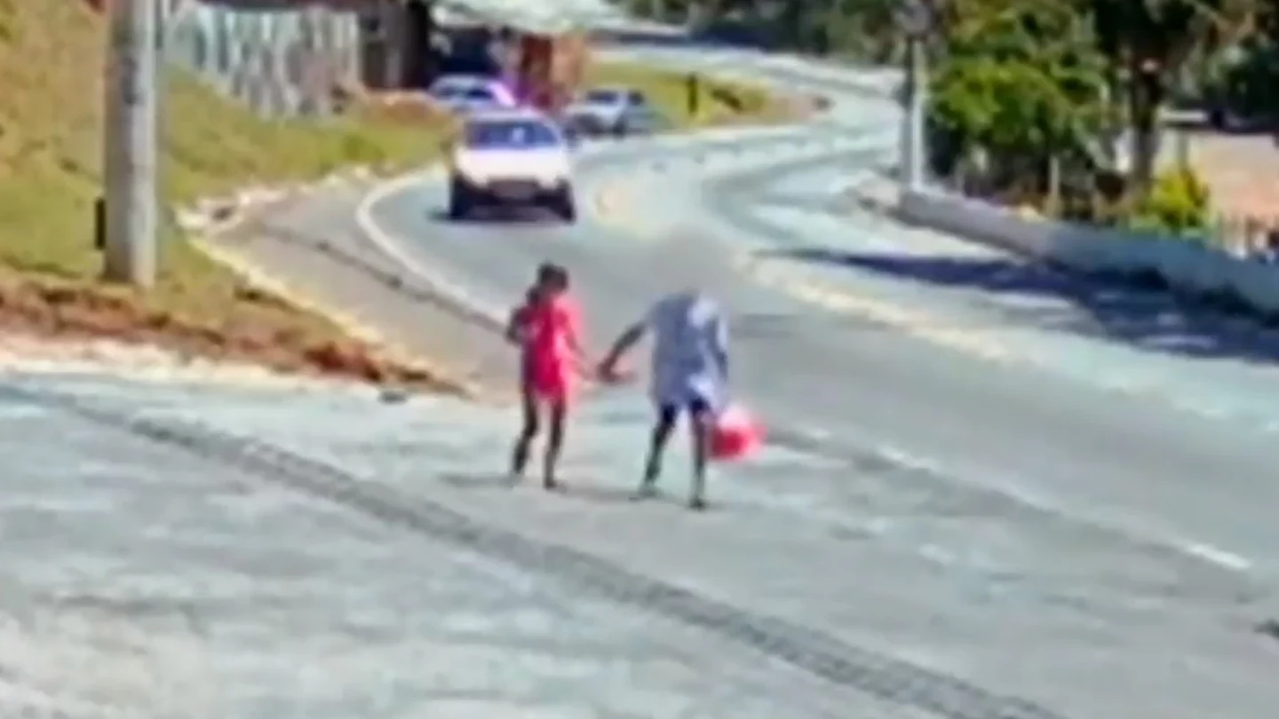 El niño paseando con la niña antes del suceso El niño paseando con la niña antes del suceso