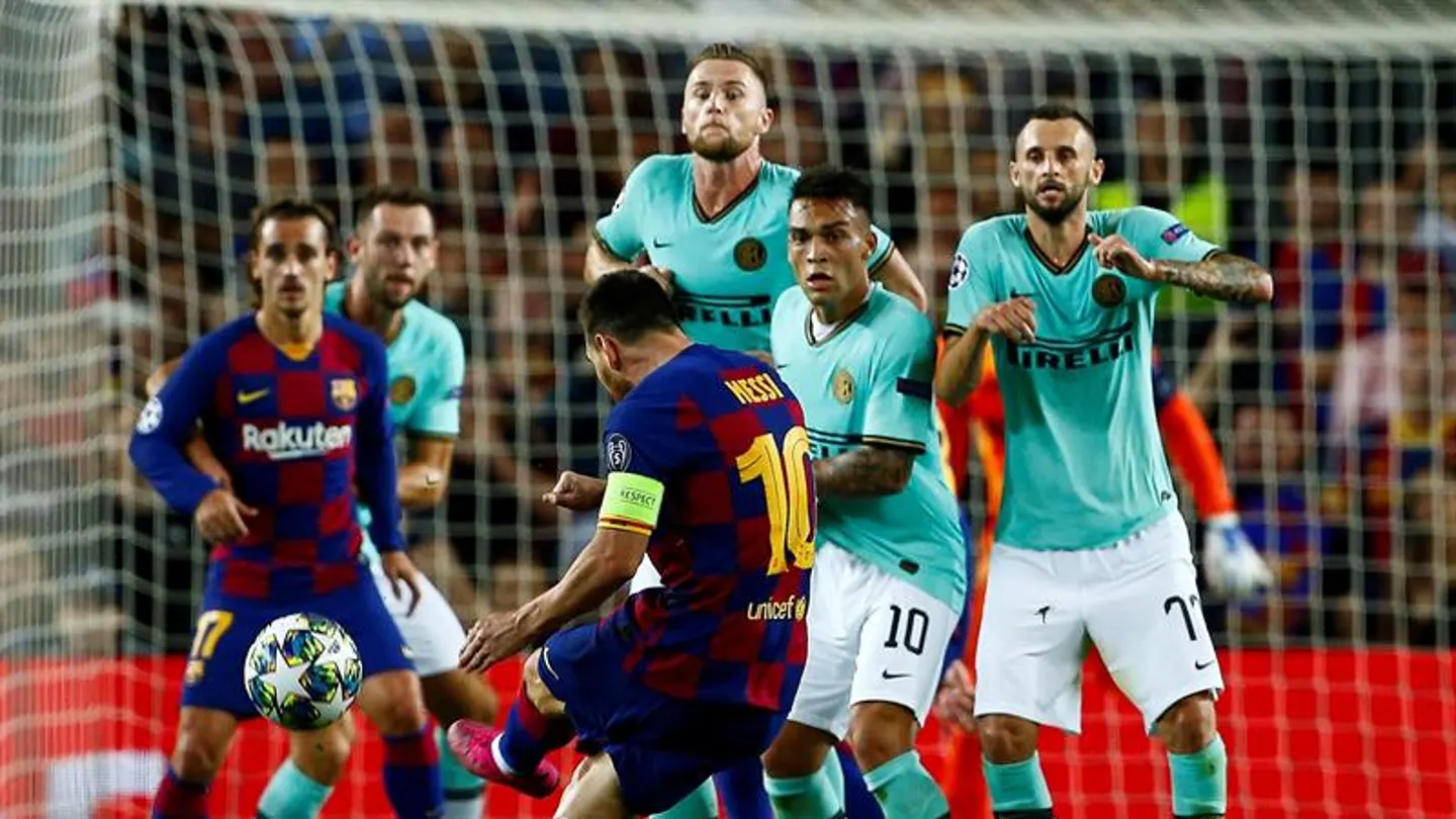 Leo Messi lanza una falta ante el Inter de Milán. Leo Messi lanza una falta ante el Inter de Milán.