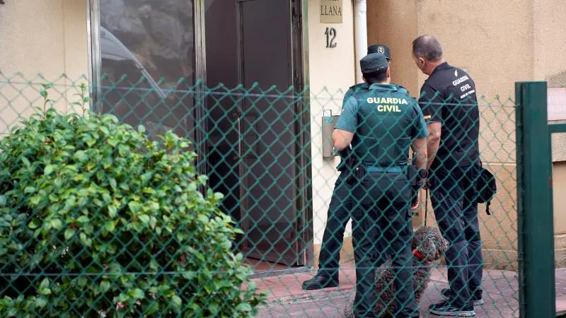 Agentes de la Guardia Civil junto a guías caninos en Castro Urdiales