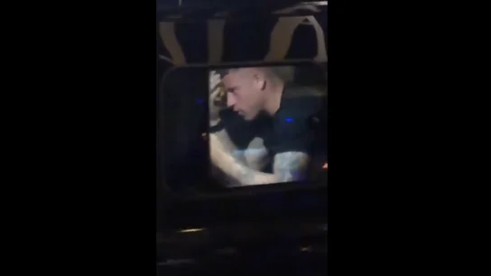 Ross Barkley, dentro del taxi antes de ser escoltado por la Policía Ross Barkley, dentro del taxi antes de ser escoltado por la Policía