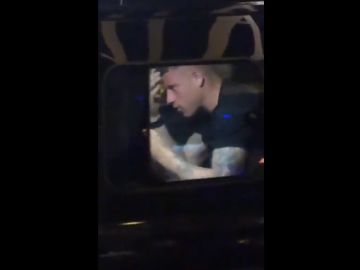 Ross Barkley, dentro del taxi antes de ser escoltado por la Policía Ross Barkley, dentro del taxi antes de ser escoltado por la Policía