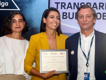 Ana Pastor recoge un premio para Newtral por su lucha contra las noticias falsas Ana Pastor recoge un premio para Newtral por su lucha contra las noticias falsas