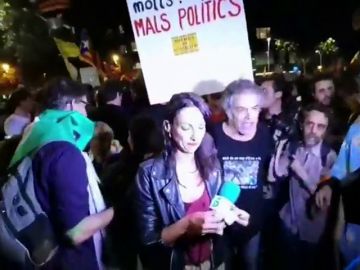 Agresión a una periodista durante la manifestación del 1-O en Barcelona Agresión a una periodista durante la manifestación del 1-O en Barcelona