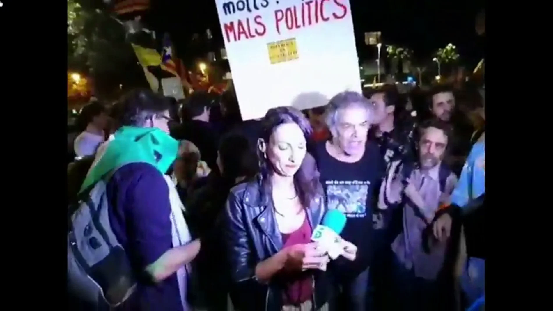 Agresión a una periodista durante la manifestación del 1-O en Barcelona
