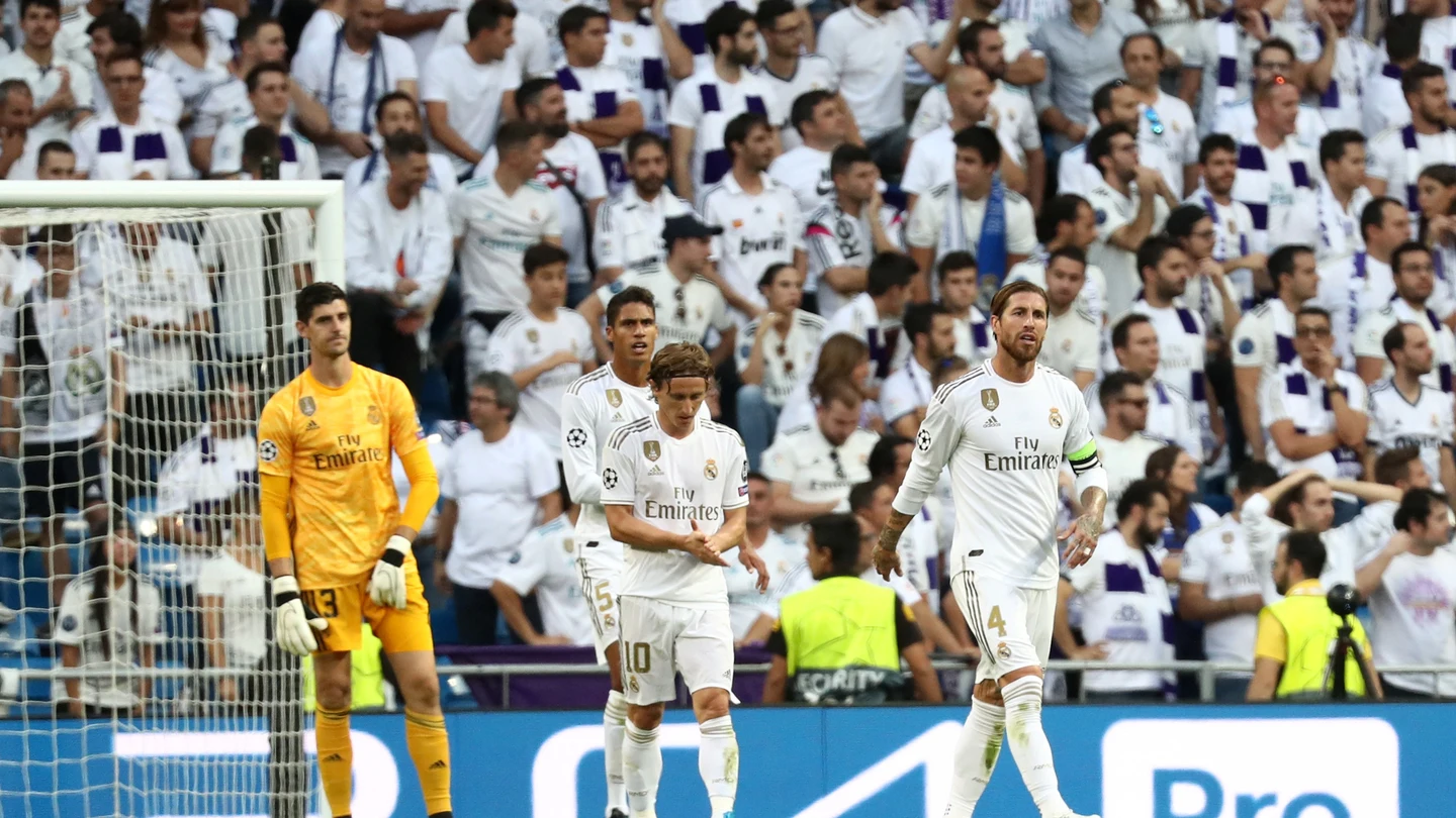 Los jugadores del Real Madrid, tras uno de los goles del Brujas Los jugadores del Real Madrid, tras uno de los goles del Brujas