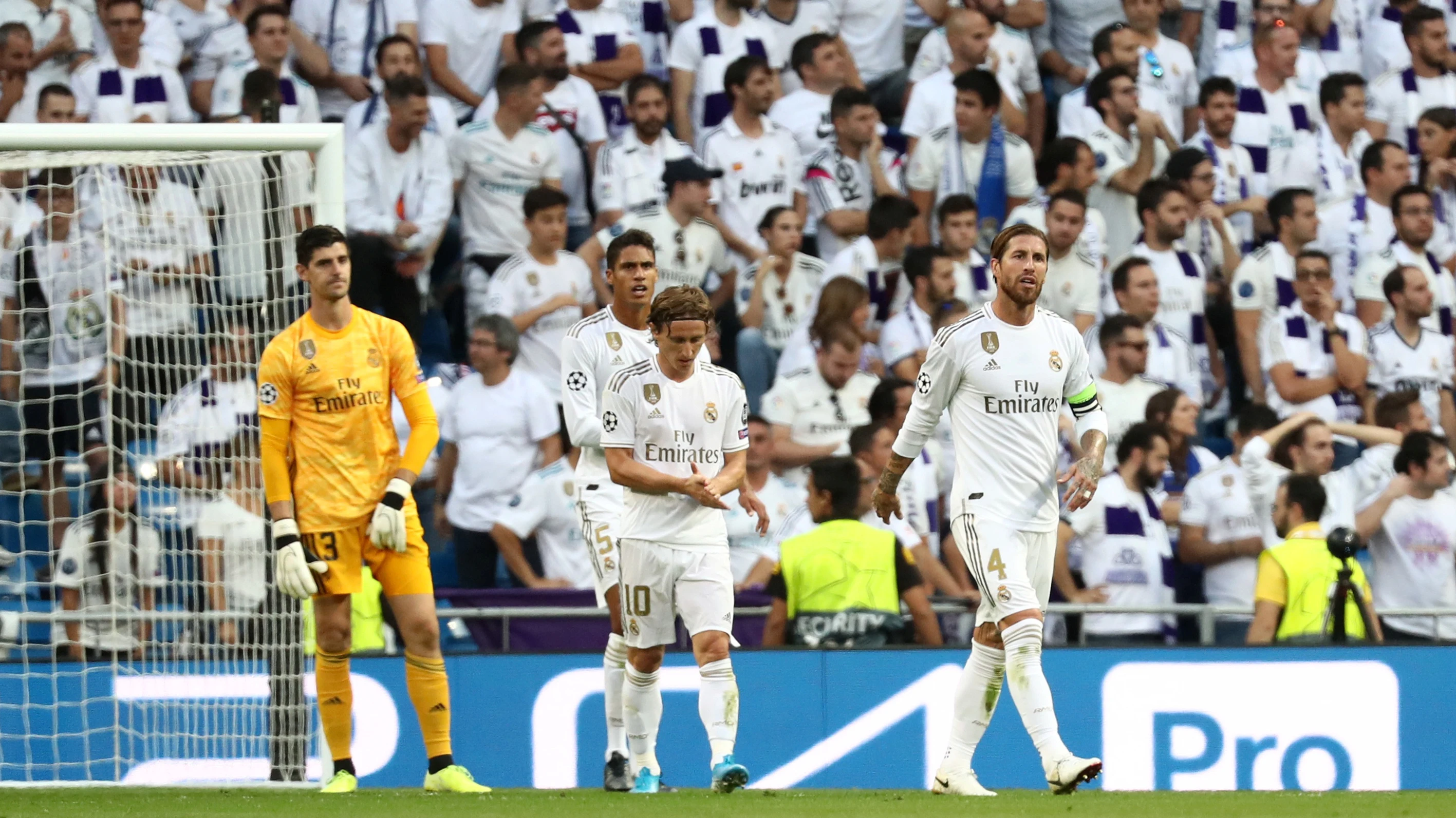 Los jugadores del Real Madrid, tras uno de los goles del Brujas