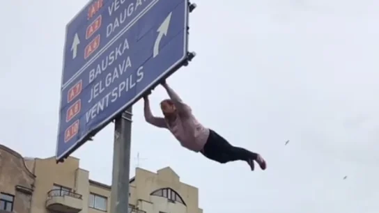 Stanislav Lazdan hace parkour en una señal de autopista Stanislav Lazdan hace parkour en una señal de autopista