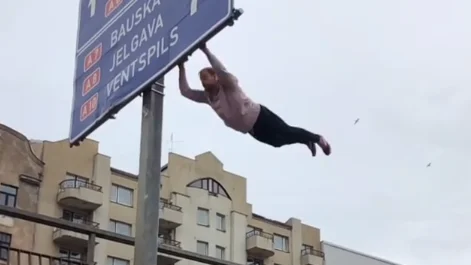 Stanislav Lazdan hace parkour en una señal de autopista