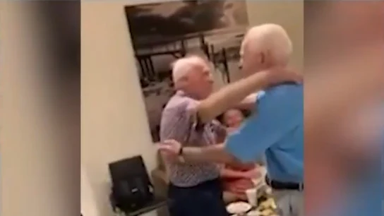 Dos primos que se creían muertos se reencuentran 75 años después de sobrevivir al Holocausto Dos primos que se creían muertos se reencuentran 75 años después de sobrevivir al Holocausto