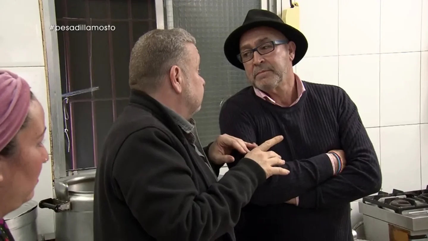Juanete se atreve a vacilar a Chicote: "Esa regleta es para alumbrar cómo está cayendo la grasa gota a gota" Juanete se atreve a vacilar a Chicote: "Esa regleta es para alumbrar cómo está cayendo la grasa gota a gota"