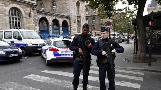 Dos agentes trabajando en el dispositivo tras el ataque a una comisaría de París Dos agentes trabajando en el dispositivo tras el ataque a una comisaría de París