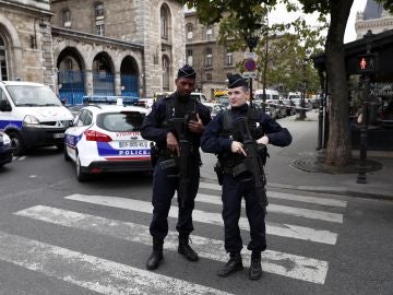 Dos agentes trabajando en el dispositivo tras el ataque a una comisaría de París Dos agentes trabajando en el dispositivo tras el ataque a una comisaría de París