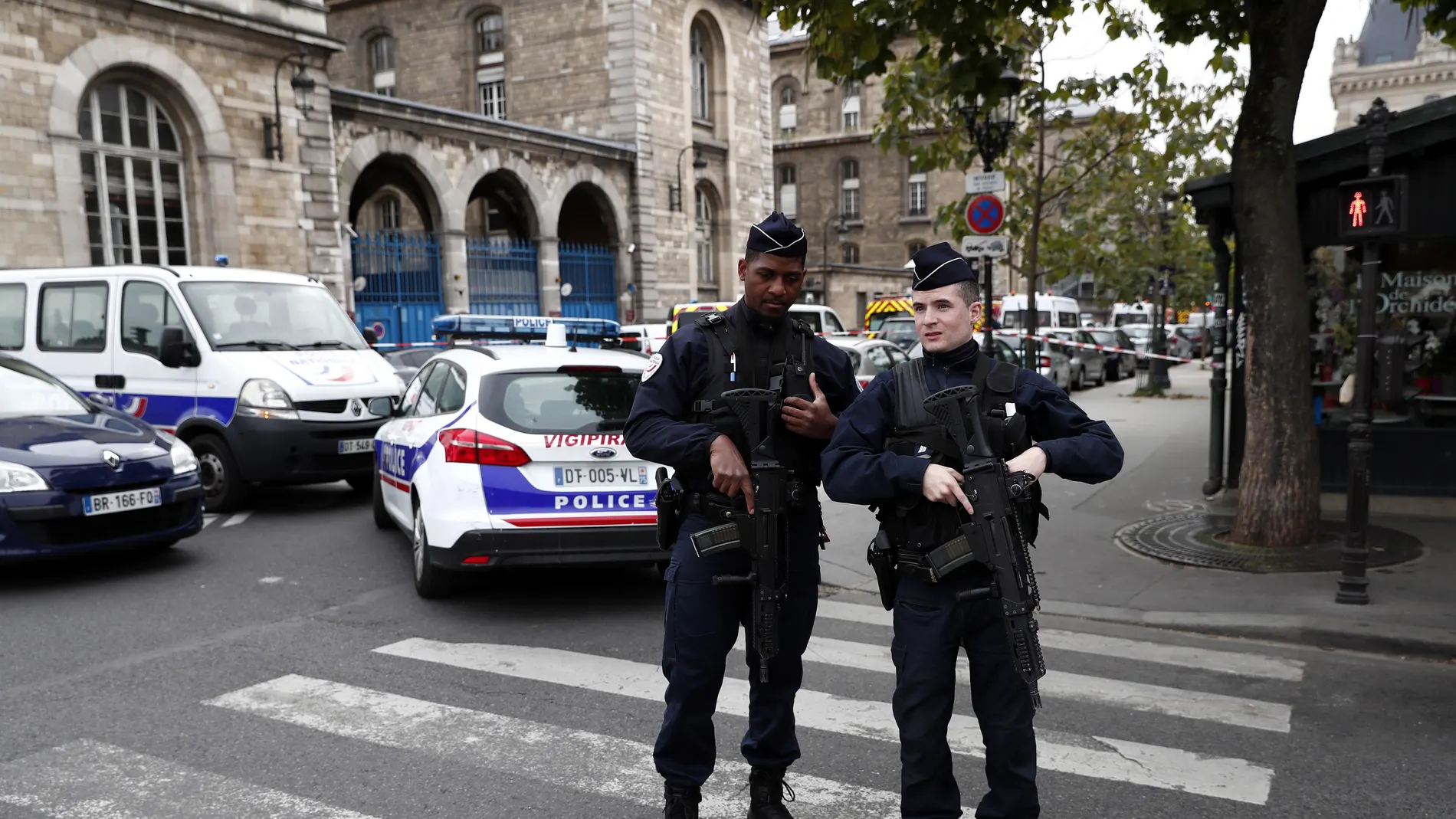 Dos agentes trabajando en el dispositivo tras el ataque a una comisaría de París