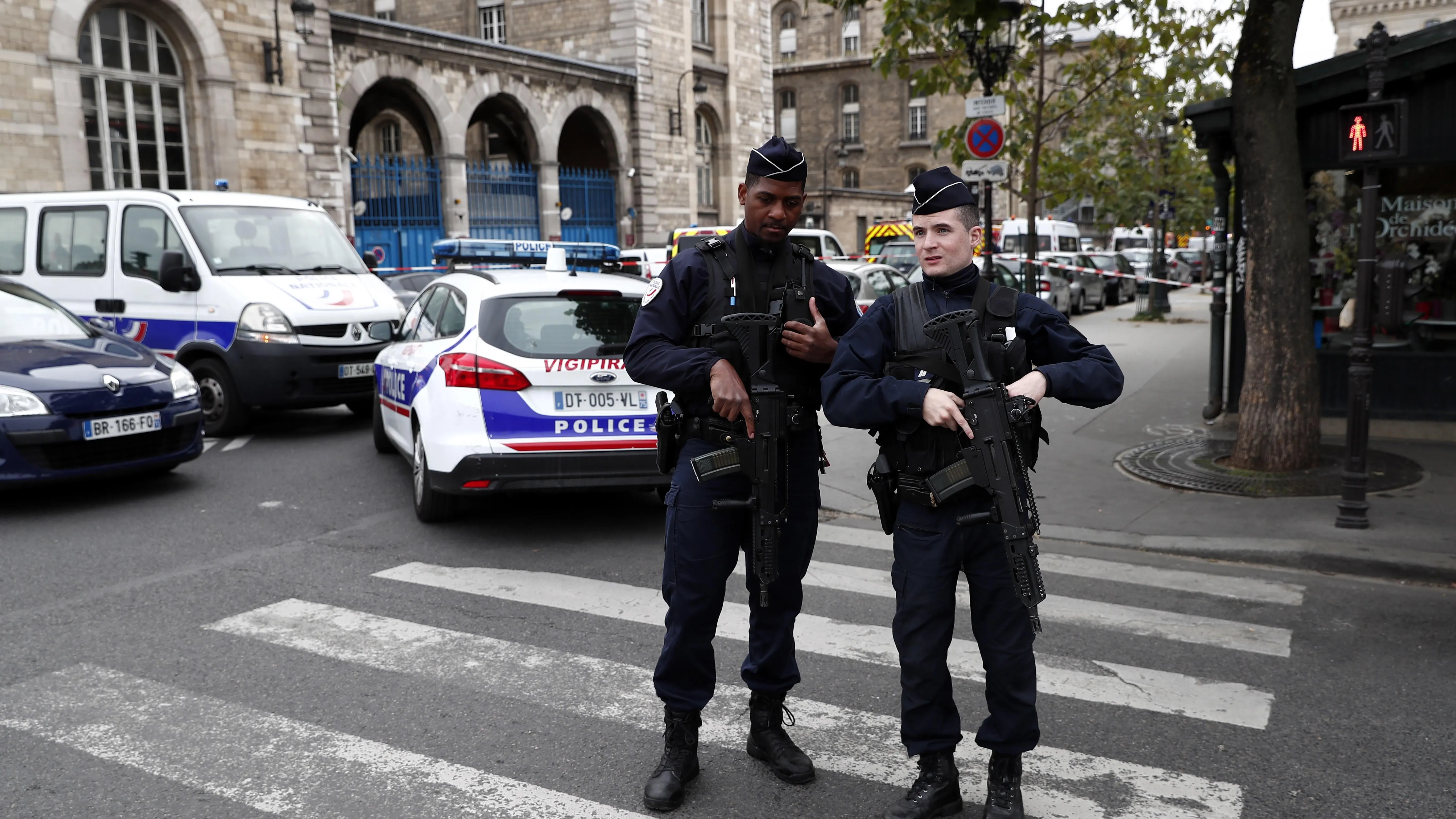 Dos agentes trabajando en el dispositivo tras el ataque a una comisaría de París