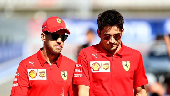 Vettel y Leclerc dialogan antes de un Gran Premio Vettel y Leclerc dialogan antes de un Gran Premio