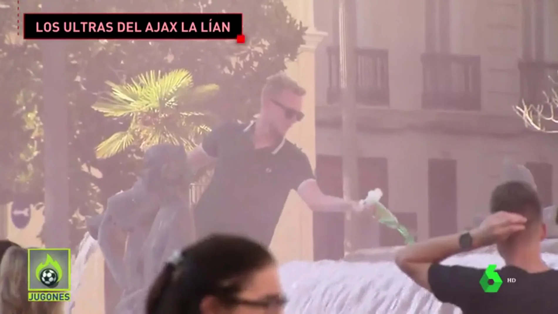 Los ultras del Ajax siembran el caos en Valencia: batalla a palos, detergente en una fuente...