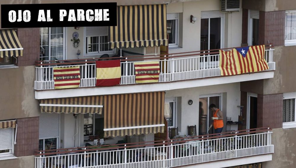 Banderas en balcones de un edificio del centro de Barcelona