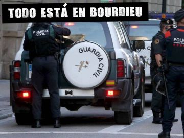 Guardia Civil junto a los Mossos durante unos registros. Guardia Civil junto a los Mossos durante unos registros.