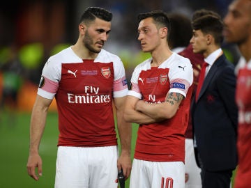 Kolasinac y Özil, durante un partido del Arsenal Kolasinac y Özil, durante un partido del Arsenal