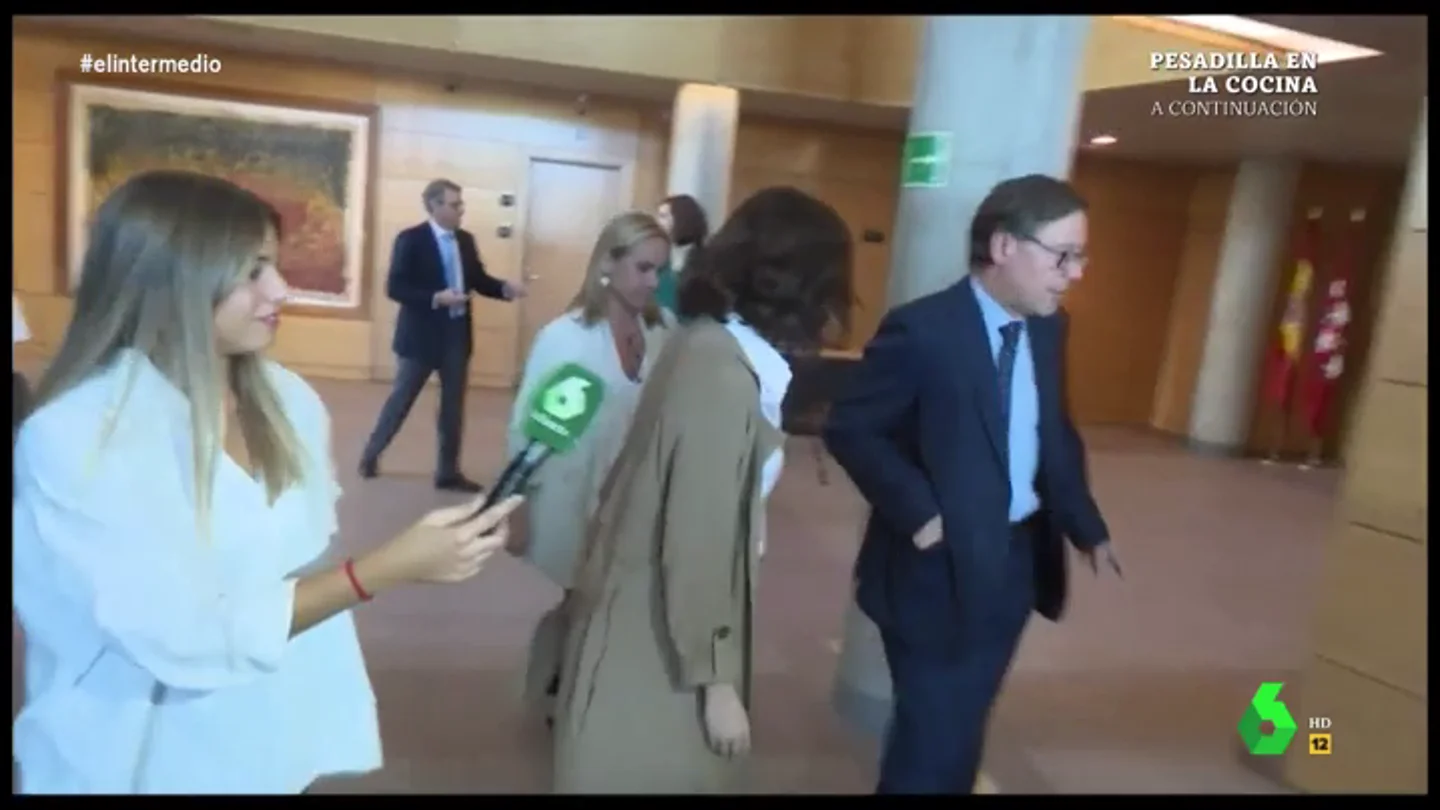El "quiebro" a lo Neymar de Ayuso por los pasillos de la Asamblea que deja alucinado a Dani Mateo El "quiebro" a lo Neymar de Ayuso por los pasillos de la Asamblea que deja alucinado a Dani Mateo