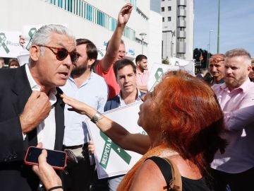 Manifestantes a las puertas del juzgado donde se enjuicia a tres mujeres por la procesión del 'Coño Insumiso' Manifestantes a las puertas del juzgado donde se enjuicia a tres mujeres por la procesión del 'Coño Insumiso'
