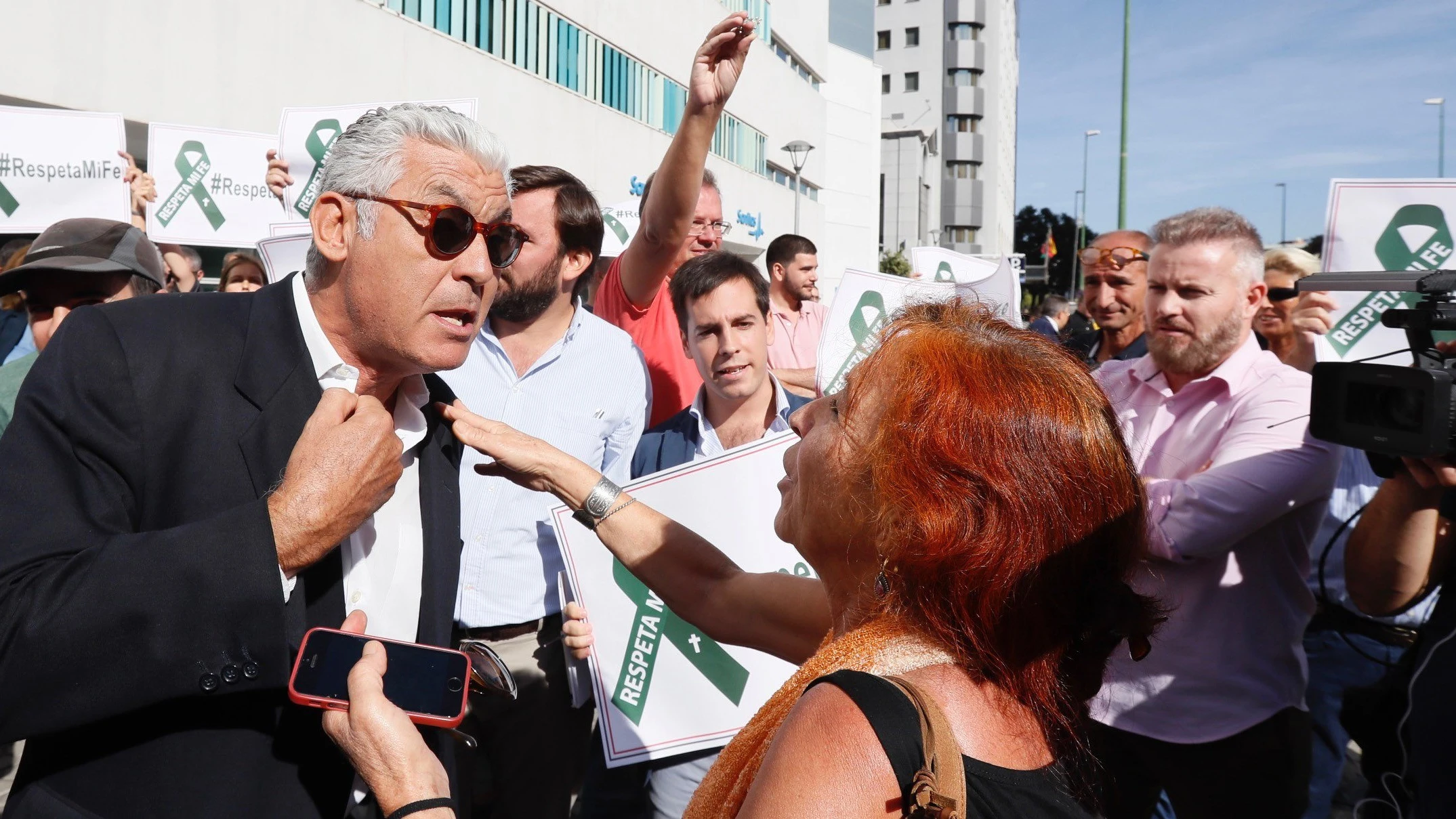 Manifestantes a las puertas del juzgado donde se enjuicia a tres mujeres por la procesión del 'Coño Insumiso'