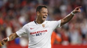 Chicharito, celebrando su gol ante el Apoel en el Ramón Sánchez Pizjuán. 