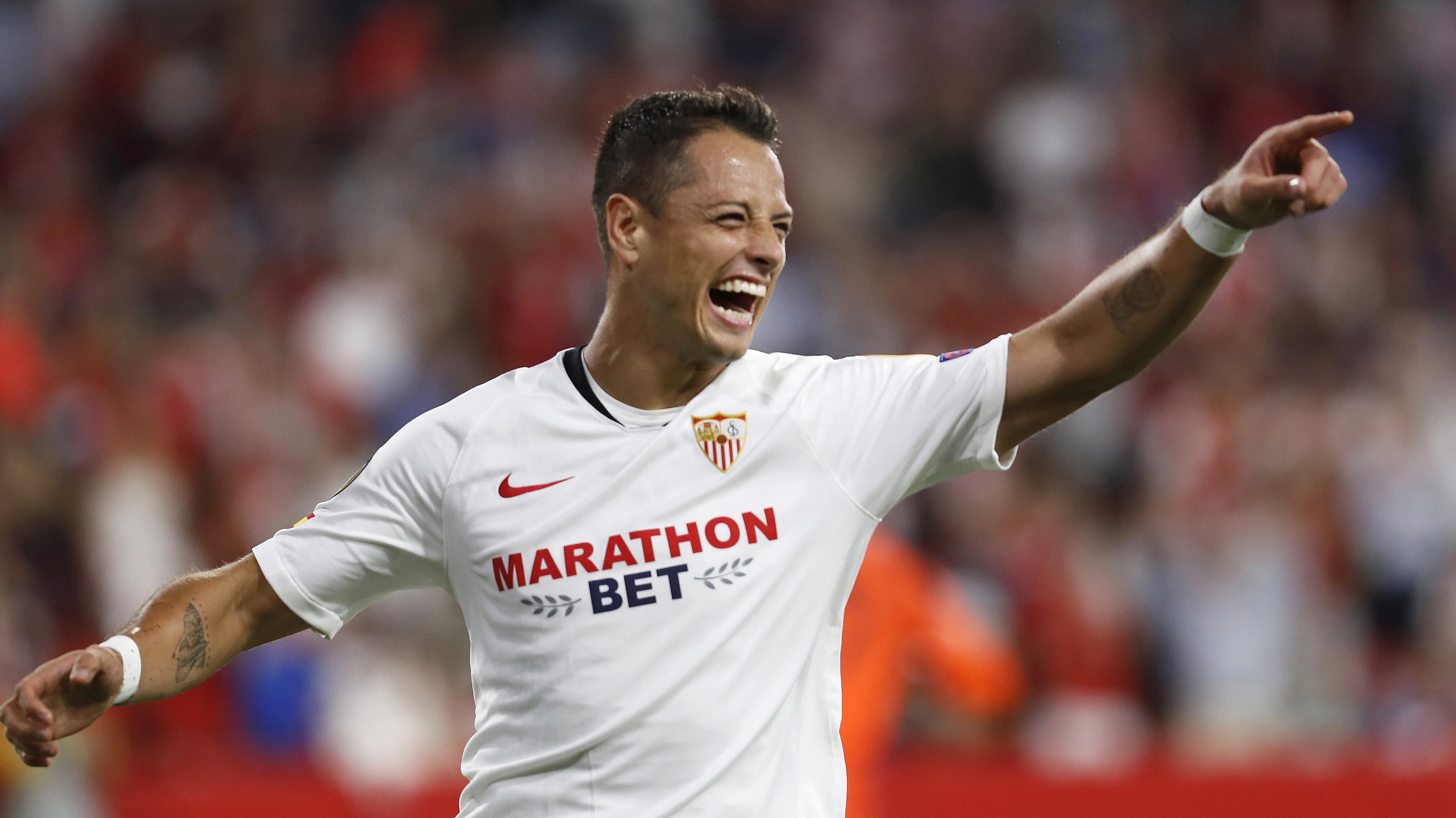 Chicharito, celebrando su gol ante el Apoel en el Ramón Sánchez Pizjuán. 