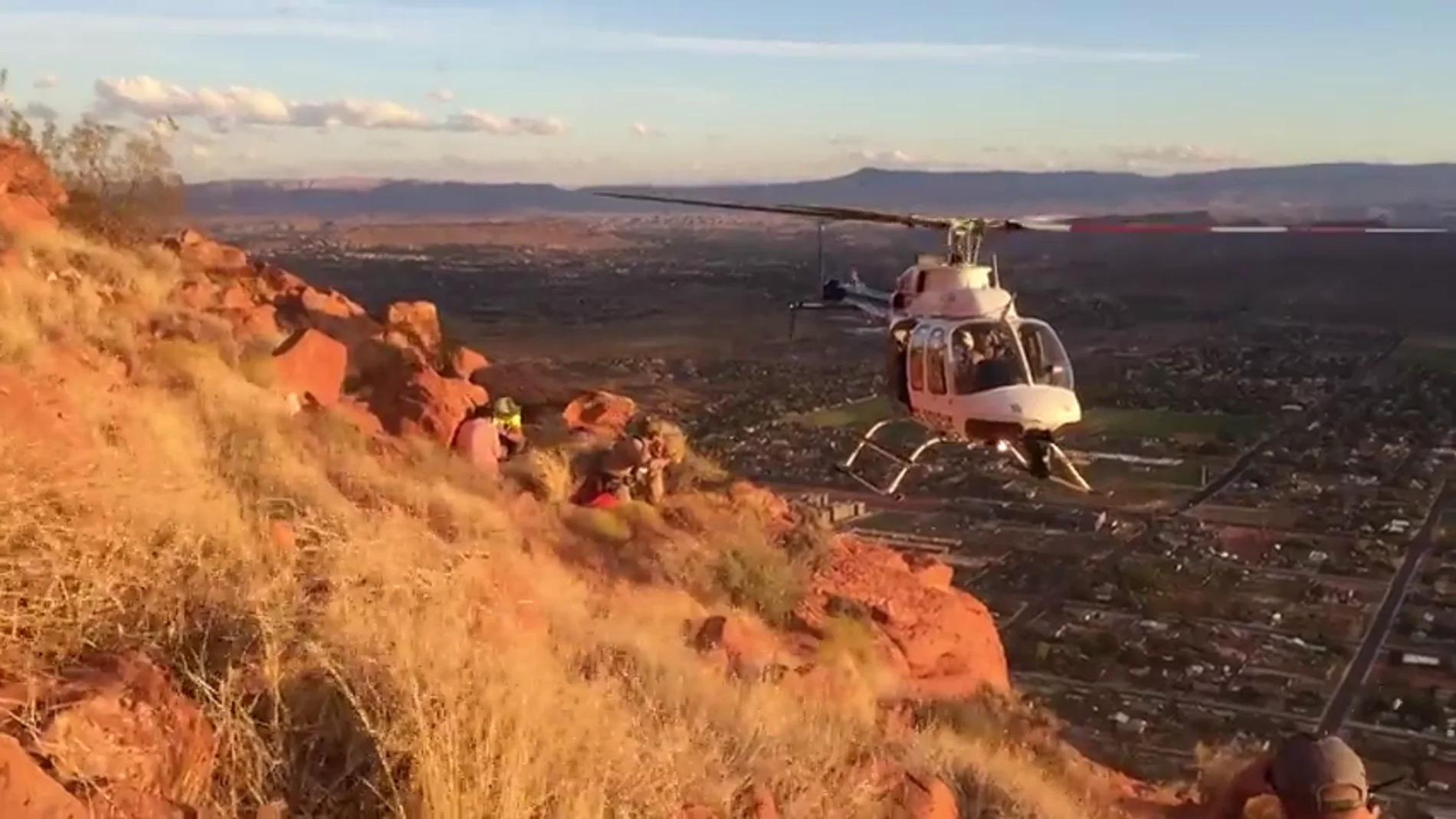 Espectacular rescate 'lateral' en helicóptero a un excursionista