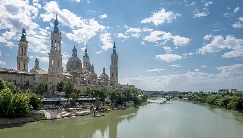 El Ebro a su paso por la Catedral-Basílica de Nuestra Señora del Pilar