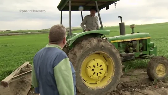 Alberto Chicote se "enfanga hasta el culo" para que Juanete no abandone el 'Mosto Tejero' en tractor Alberto Chicote se "enfanga hasta el culo" para que Juanete no abandone el 'Mosto Tejero' en tractor
