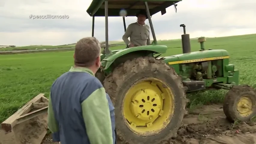 Alberto Chicote se "enfanga hasta el culo" para que Juanete no abandone el 'Mosto Tejero' en tractor 